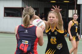 Pimpinio's Ada Biney has eyes only for the ball as she pressures Laharum's Keely Elliot at Pimpinio Recreation Reserve in round one of the HDFNL on Saturday, April 13. Picture by John Hall