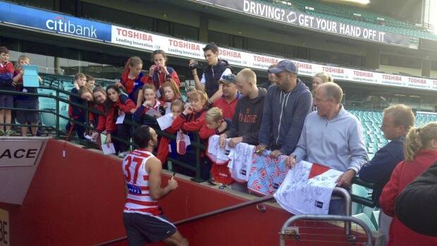 Adam Goodes speak to Horsham Primary School students at the SCG on Tuesday. Photo: David Sygall