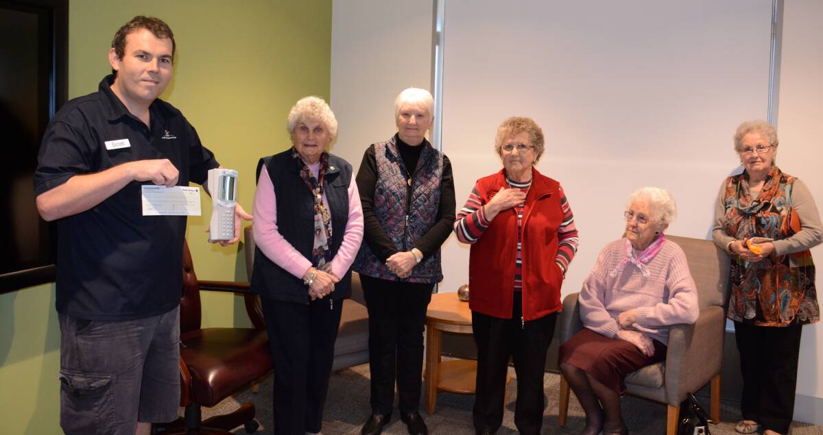 HANDY: Scott Silcock shows a new i-STAT device to former Landt Hostel auxiliary members Marj Clayton, Bev Joyce, Val Langley, Dulcie Peters and Ruth Winsall. Picture: CONTRIBUTED