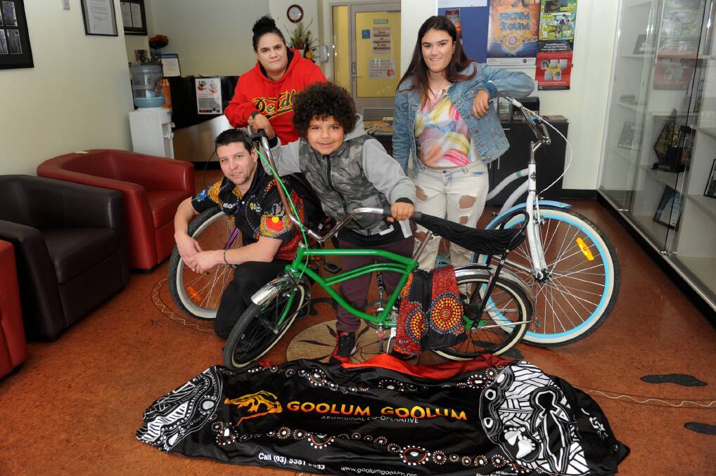 Goolum Goolum health promotion co-ordinator Dean O'Loughlin, and Horsham's Robyn Lauricella with her two children Jandamurra, 7, and Bianca, 14, prepare for the Deadly Bike project. Picture: SAMANTHA CAMARRI