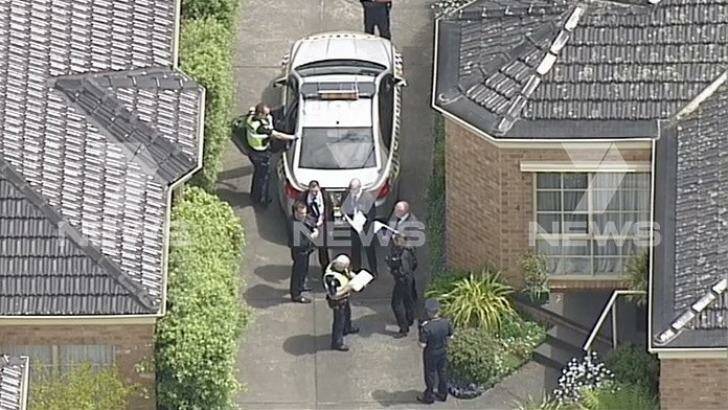 Police at a block of units in Mitcham after the discovery of a body. Photo: Twitter/@7NewsMelbourne
