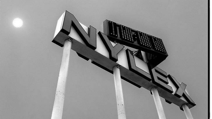 The Nylex clock on the Nepean Highway in 2002.  Photo: Rodger Cummins