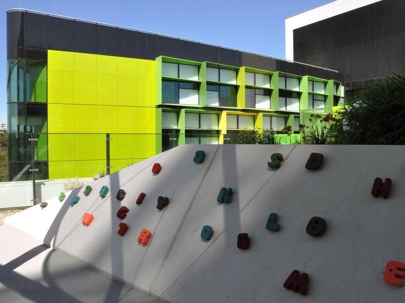 The Perth Children's Hospital project suffered from poor communication, a parliamentary report says