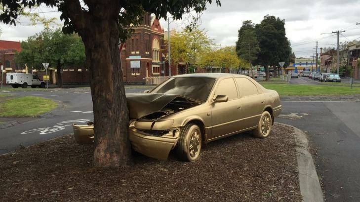 The dumped car in North Fitzroy pained gold. Photo: Twitter/@BillBainb