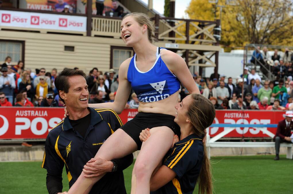 Holly Dobbyn wins the 2014 Womens Stawell Gift, on the shoulders of Peter O'Dwyer and Tara Domaschenz. 
