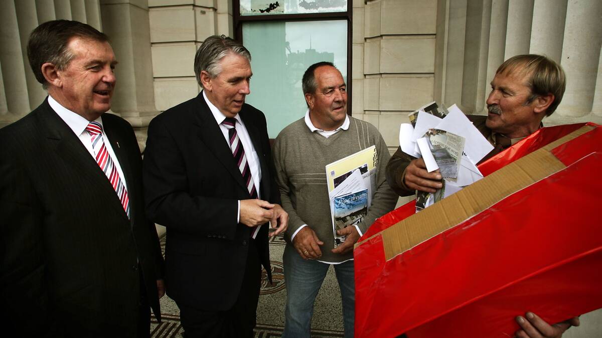  Hugh Delahunty, Water Min. Peter Walsh. look on as Glen Mibus and Russell Peucker present petitions re Green Lake near Horsham in 2010. 