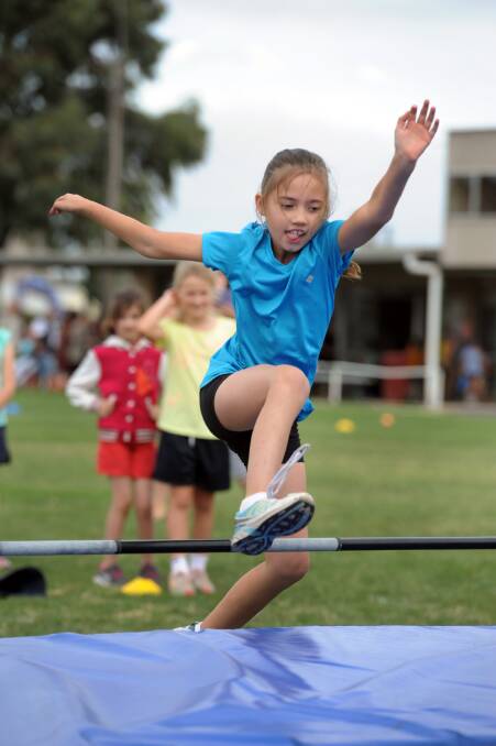 Kayla Colyer competing in Horsham West Primary School sports. 