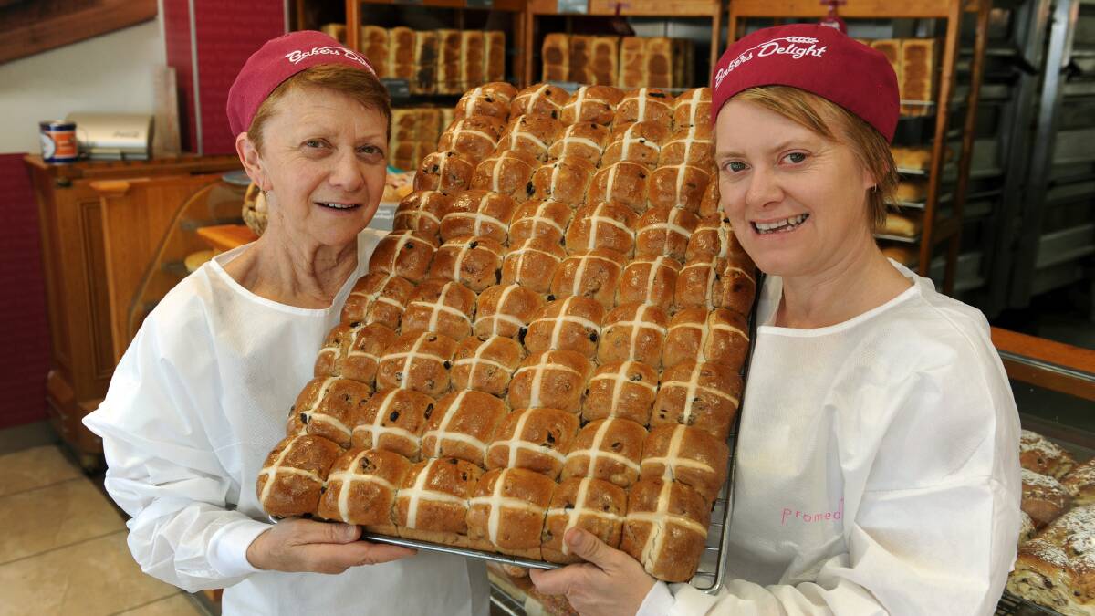 FUNDRAISER: Bakers Delight stores in Horsham and Ararat will support this year’s Royal Children’s Hospital Good Friday Appeal by donating $1
from the sale of every six-pack of hot cross buns. Pictured with freshly-baked buns are Horsham staff members Carol Chequer and Kylie Rossbotham. Picture: PAUL CARRACHER