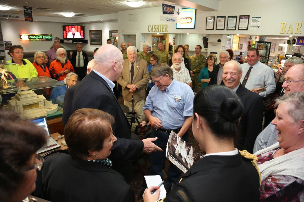 Sir Peter Cosgrove mingles with the crowd at Horsham's RSL on Wednesday. Picture: THEA PETRASS