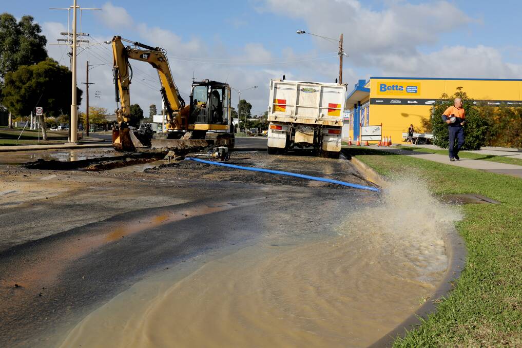 HORSHAM POND: A burst water main at the corner of O’Callaghan Parade and Firebrace Street disrupted Horsham traffic on Thursday. Picture: THEA PETRASS