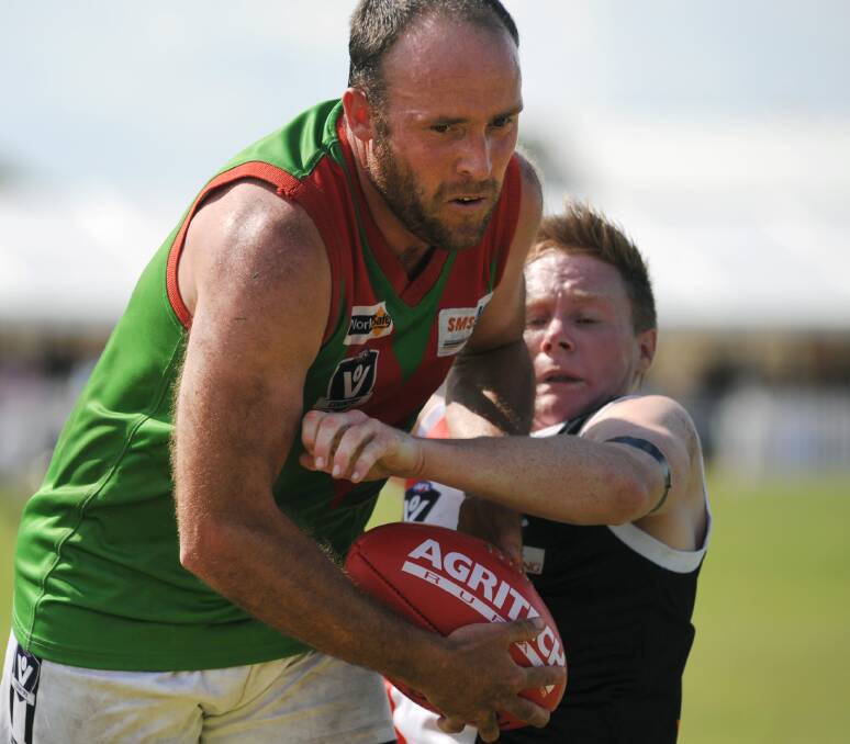 Noradjuha-Quantong's Brent McIntyre and Edenhope-Apsley's Ben Johnson fight for the ball.