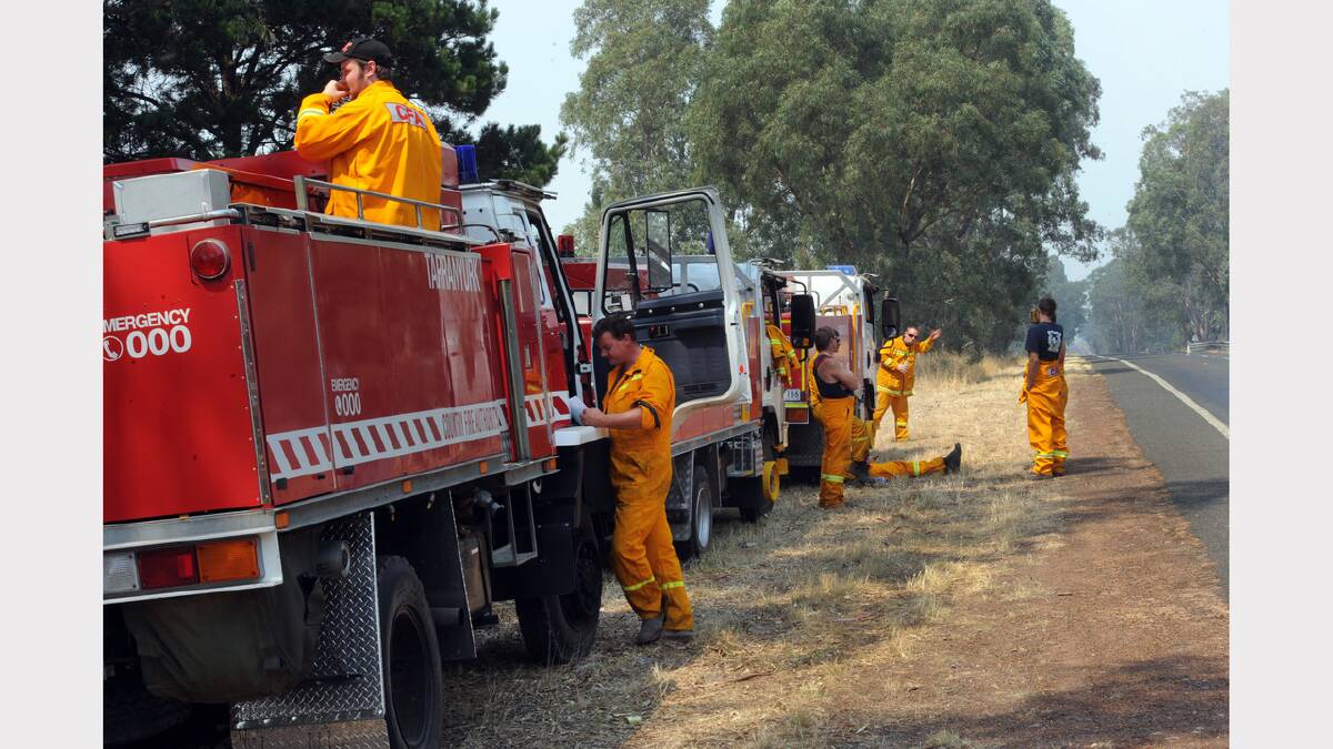 Grampians fire in the Victoria Valley. Crews from Dimboola, Jung, Coromby and Tarranyurk wait near Glenisla. 