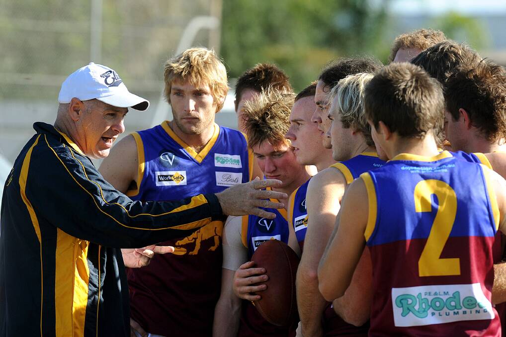 IN CHARGE: Former Great Western coach Darren Weavell addresses the troupes before the game. Picture: PAUL CARRACHER
