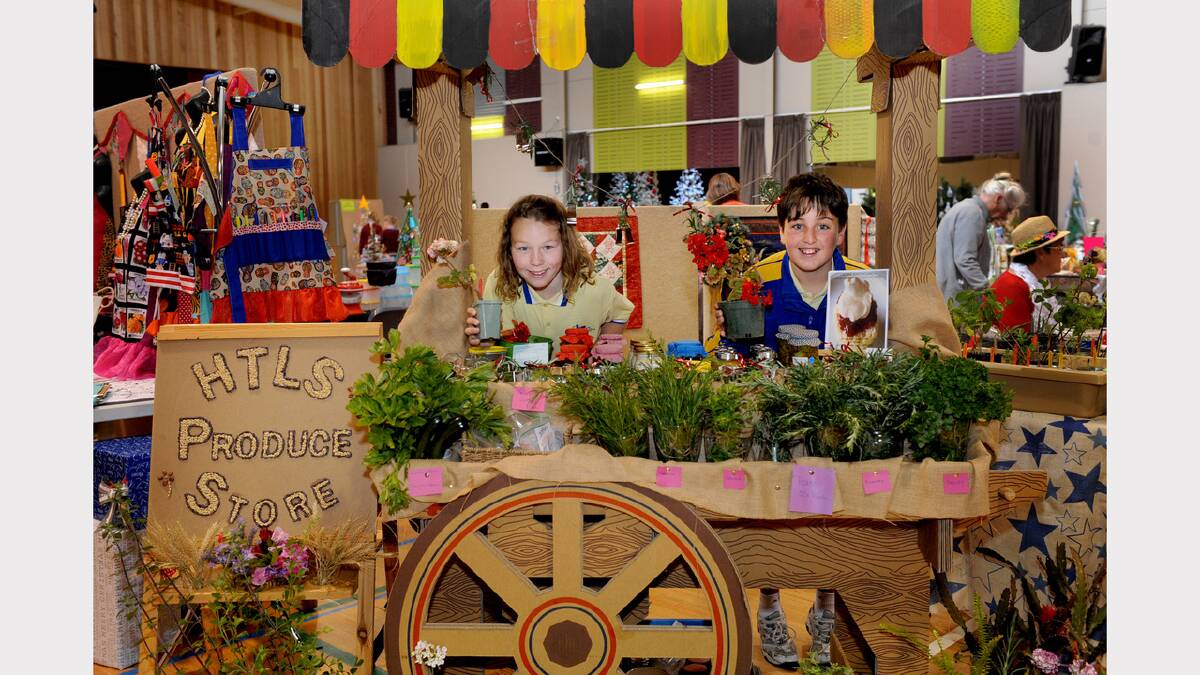 Tahlia Dufty and Charles Schache, 11 year 5, with their produce stand 