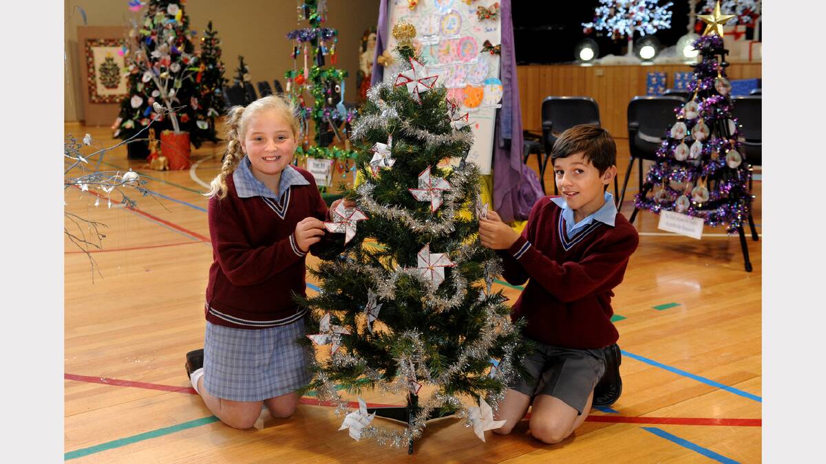 Zyla Nelson and Jay Norton, 9 year 3, with their class tree 