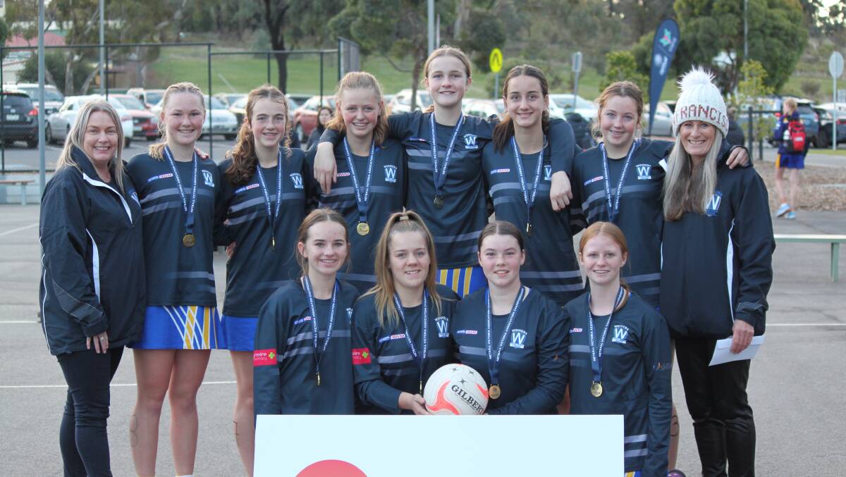 CHAMPIONS: Team manager Scoot Mentha (L) and coach Linley Wardle (R) with the 2021 under 15 Wimmera netball side during their winning Golden City campaign. Picture: JOANNE ORR