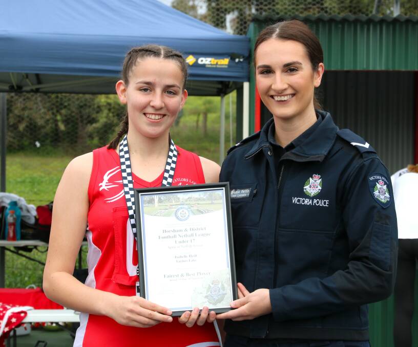 Taylors Lake 17 and Under netballer Isabelle Hedt is presented her Blue Ribbon Foundation Spirit of Netball award by Horsham police officer, First Constable Bianca Kettle. Picture supplied