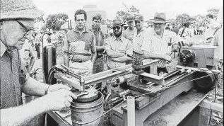 1995: Val Matthews of Rupanyup keeps the crowd interested with his invention, a circle and straight oxyacetylene cutter.