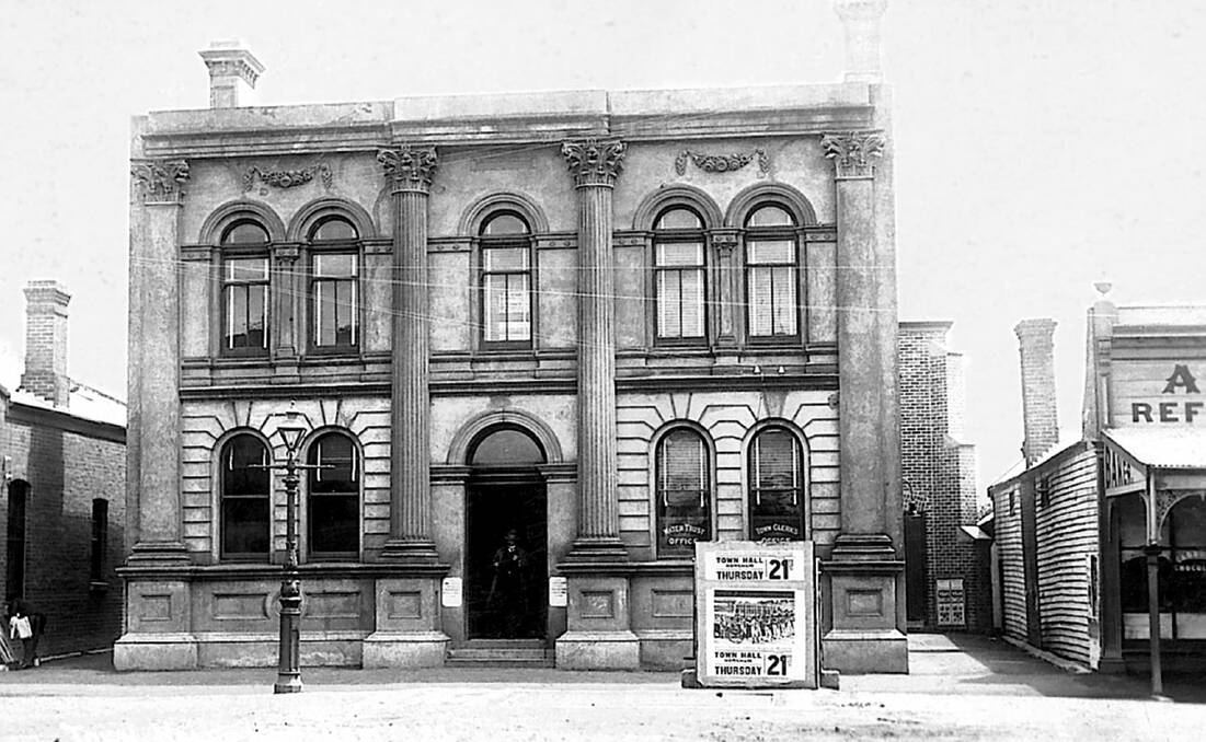 The original Horsham Municipal Offices, constructed in 1886, on the site of the Shamrock Hotel. Photo taken about 1912 [Source: HHS 001048 (c)].