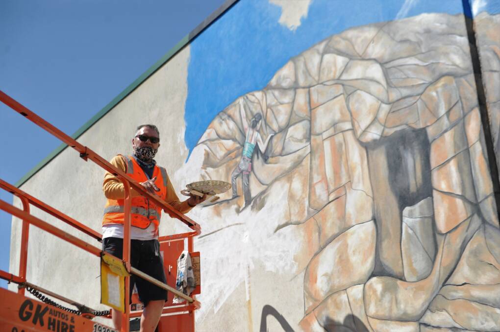 NEW HEIGHTS FOR ART: Steve Monk painting a new Horsham mural on Wednesday. Picture: ALEXANDER DARLING