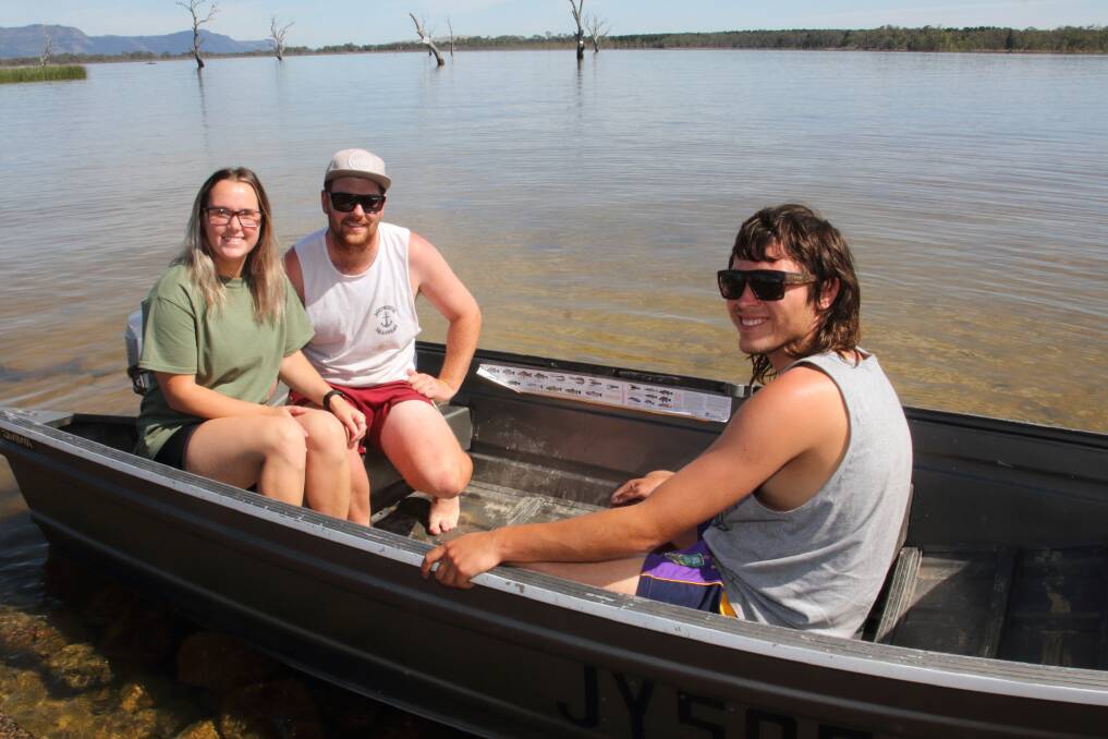 Ballarat visitors Dalielle Cartledge, Joel French and Dylan Fisher prepare the fishing boat at Lake Fyans.