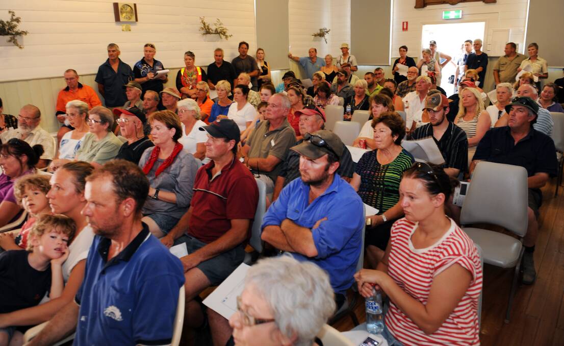 Dadswells Bridge community members at a meeting in the town during the Northern Grampians Complex fire in January 2014.