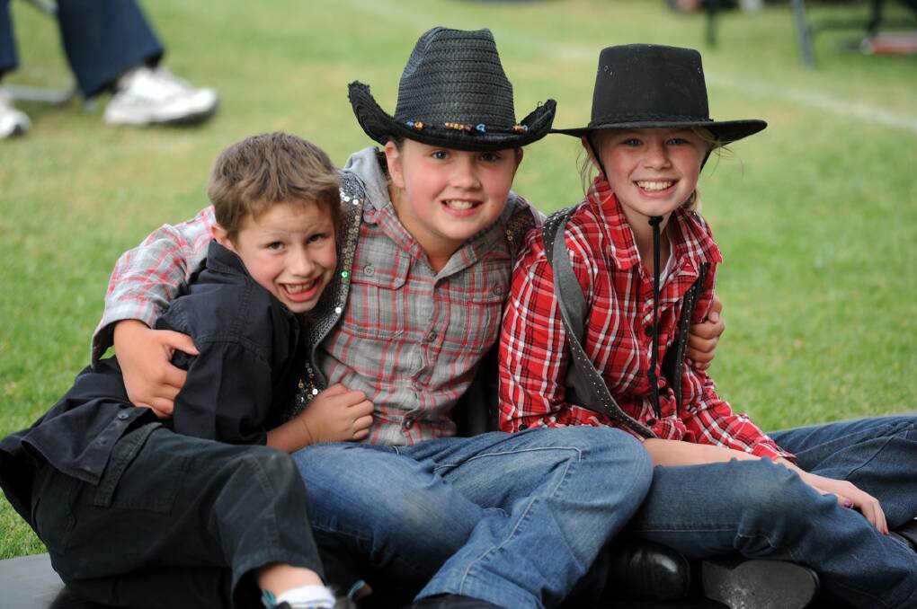 Alex Winfield, Maddison O'Neill-Crozier and Amanda Winfield at Horsham Country Music Festival in 2014.