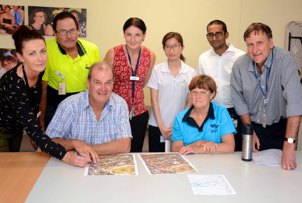 Project manager Jo Martin, Hopetoun maintenance officer Bill Wright, Rural Northwest Health maintenance manager Peter Cox, Beulah Reference Group members Ross Cook and Barb Hallam, recently recruited nurses Kartika
Subagio and Arun Chathamparambilramesan, and Hopetoun campus manager Natalie Ladner choosing the design for teh new homes. Picture: SUPPLIED