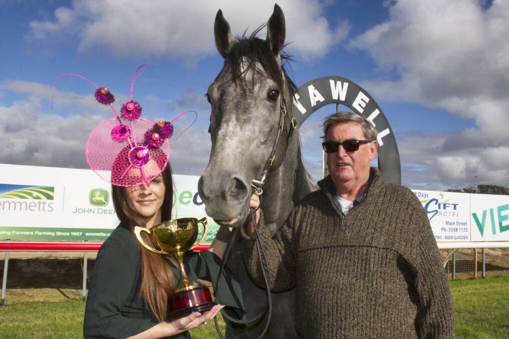 Madi Deutsher, Terry O'Sullivan and Revlis ahead of the 2019 Stawell Cup. Picture: PETER PICKERING