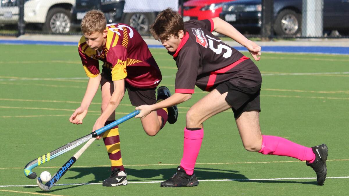 Ben Williamson (left) of the Warrack Revengers and Ben Woodhart of the Horsham Bombers fight for control of the ball. Photo: JOHN O'DWYER