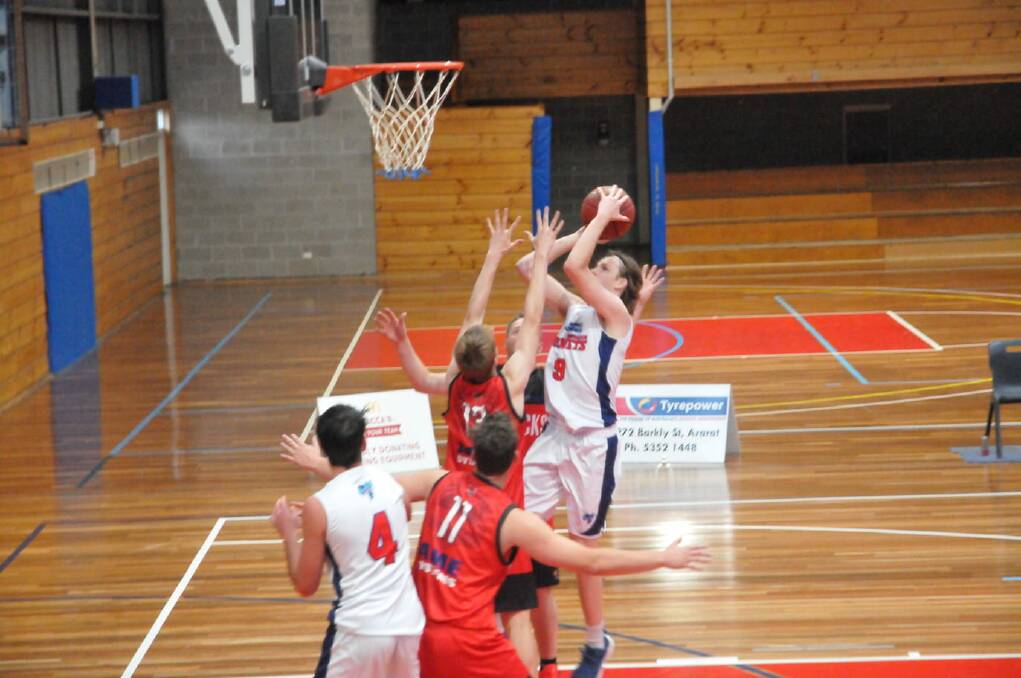 Austin McKenzie drives to the basket. Picture: CASSANDRA LANGLEY