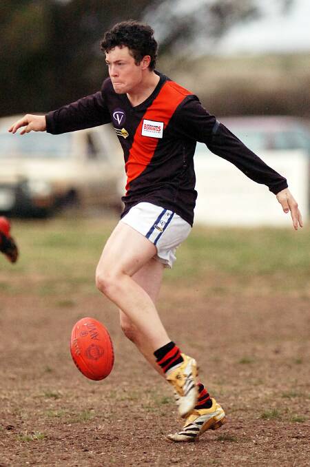 Shane Oakley gets a kick away for the Bombers in 2006.