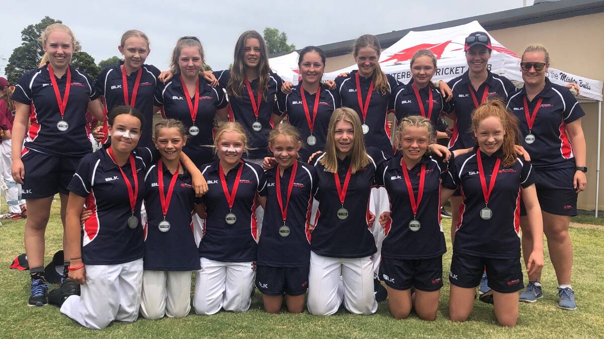 Tahlia (back row, second from left) with the Western Waves team and their runners-up medals.