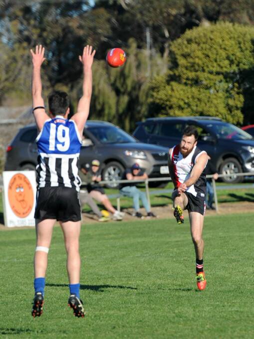 Jarred Combe kicks for goal with the Horsham Saints in 2018.