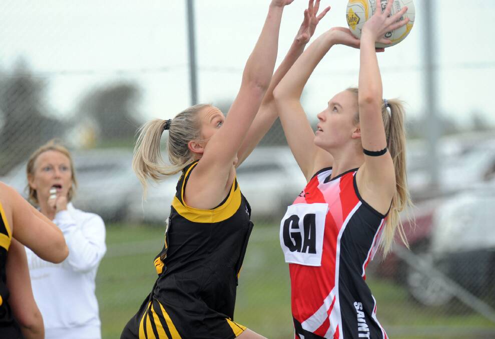 McDonald shoots with Edenhope-Apsley's A Grade netball side in 2016. 