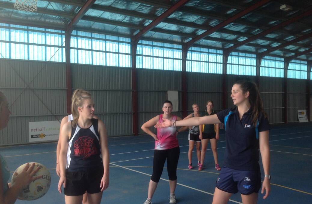 Former Melbourne Vixen netballer Johannah Curran hosts a session with Rupanyup netballers at their indoor stadium. 