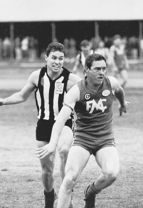 Andrew "Moon" Coutts of the Murtoa Magpies and Graeme "Yank" Clark of the Minyip Blues in the 1994 elimination final. 
