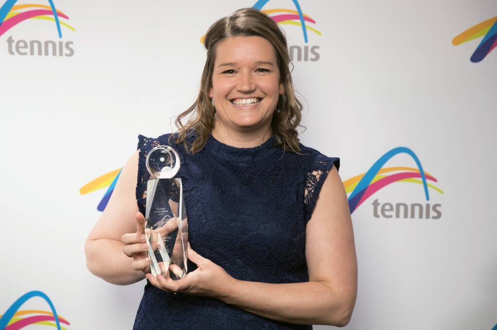 Kate-Lyn Perkin with the award. Picture: TENNIS VICTORIA