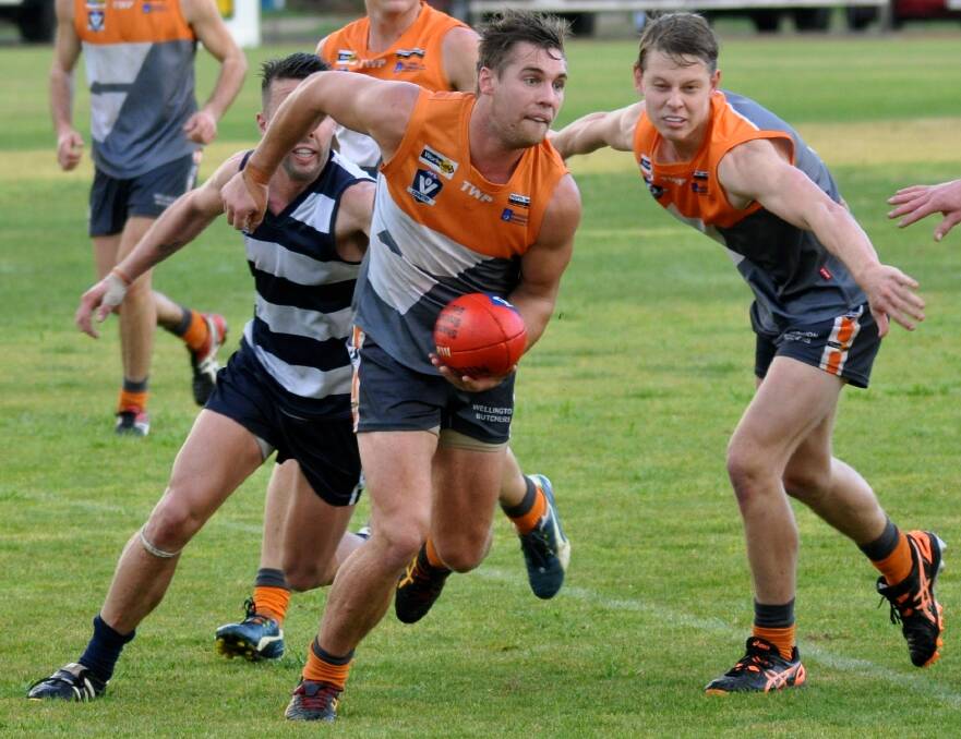 Luke Mahony flicks out a handball with the Giants in 2015. 