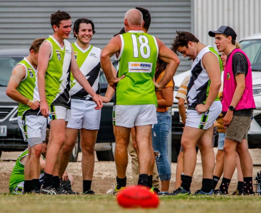 Murphy chats to his young teammates a the huddle. Picture: PETER DOXEY PHOTOGRAPHY