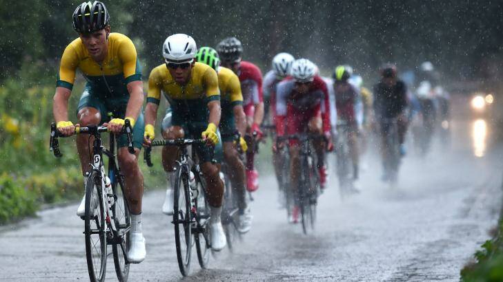 Australia's Mark Renshaw leads the peloton as it chases the Isle of Man's breakaway rider Peter Kennaugh during the men's road race in Glasgow. Photo: Ben Stansall
