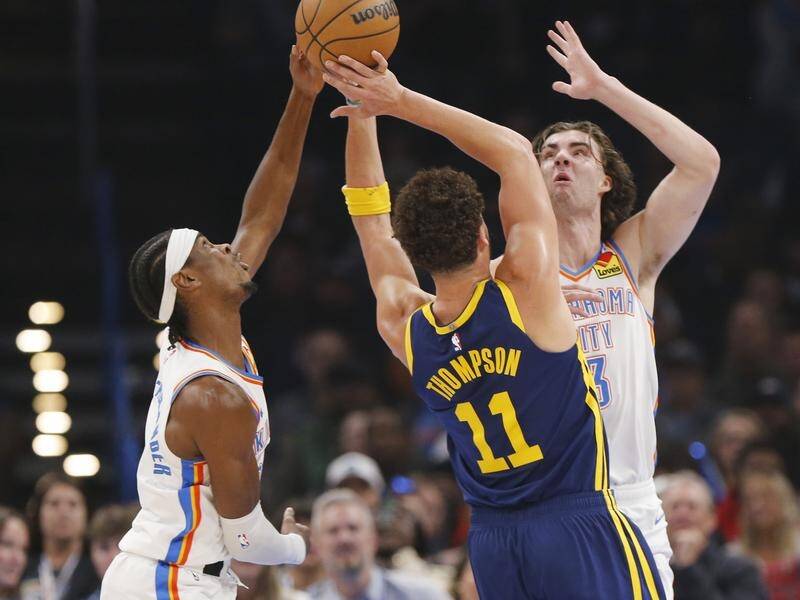 Shai Gilgeous-Alexander and Josh Giddey try to stop Klay Thompson in OKC's win over the Warriors. (AP PHOTO)