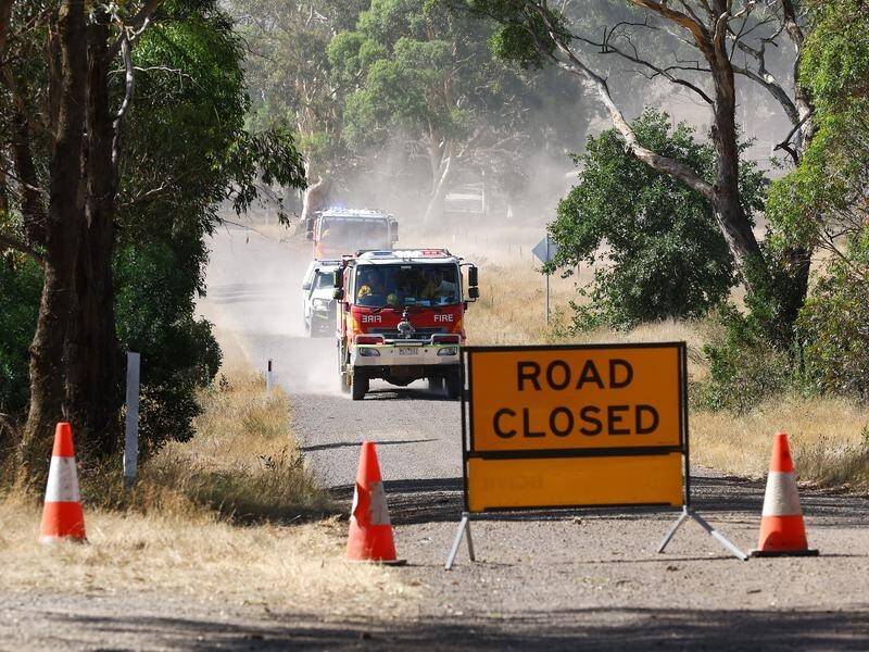 Easing weather conditions are helping emergency crews contain bushfires in western Victoria. (Con Chronis/AAP PHOTOS)