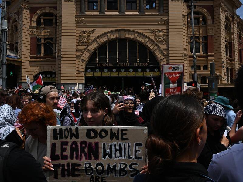 School students rallying for Palestine have blocked a major intersection in Melbourne. (James Ross/AAP PHOTOS)