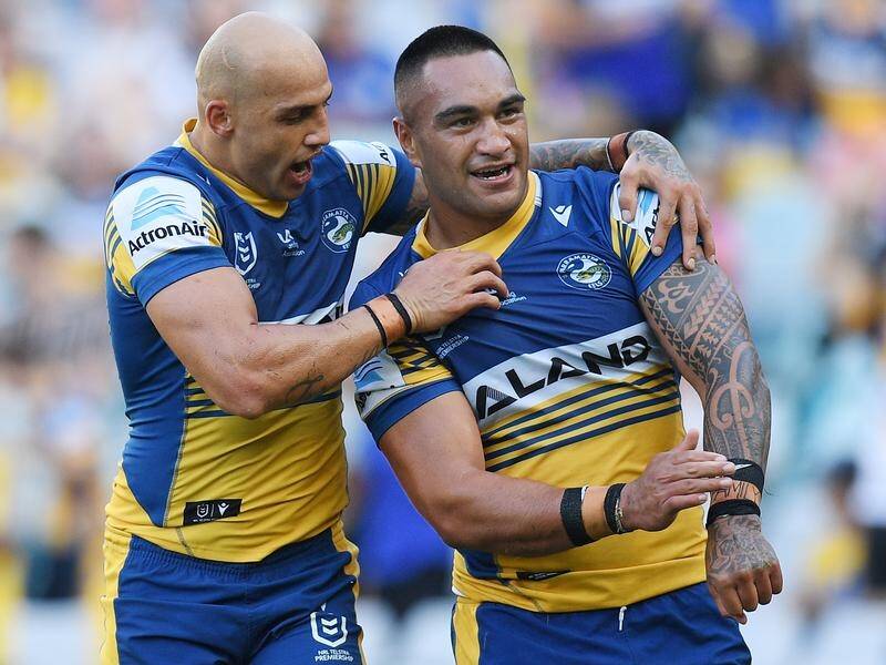 Marata Niukore (r) will leave Parramatta at the end of the 2022 NRL season to join the Warriors.