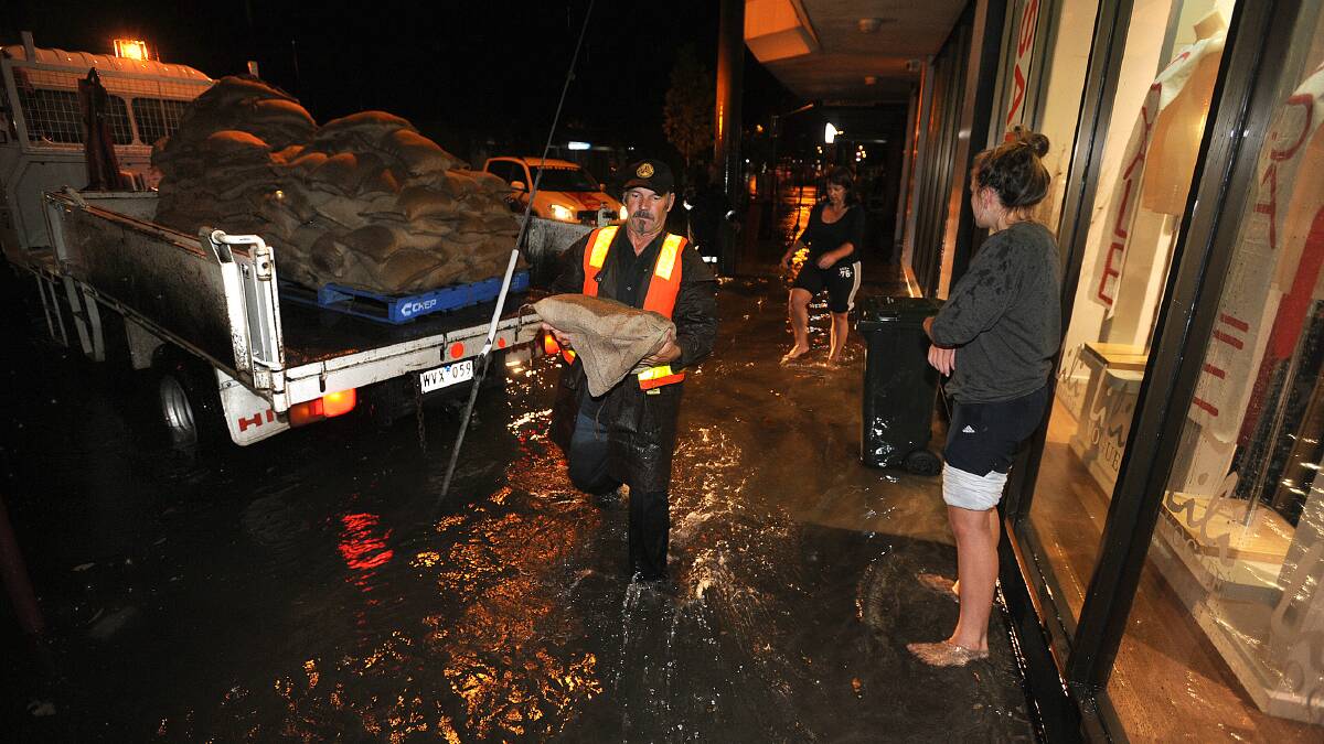 WIMMERA FLOOD: Horsham City Council workers sandbagging shopfronts during the 2011 floods. Picture: Wimmera Mail-Times 