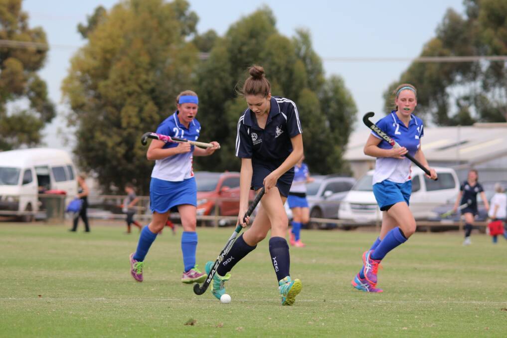 Yanac’s Sophie Pipkorn runs the ball down the field away from her Kaniva opponents. – Photo by Simon King