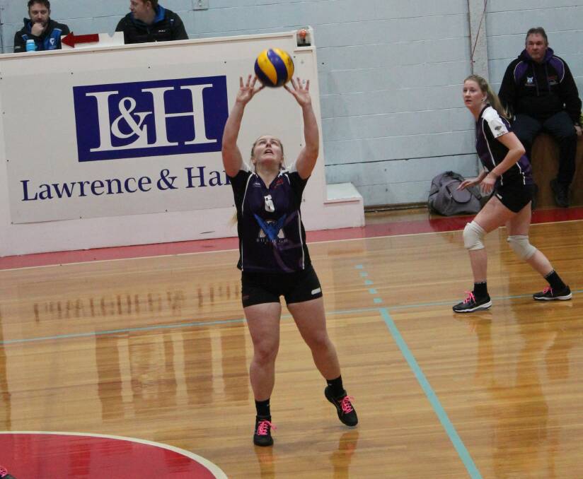 Kara Johnson, in action earlier this year for Phantoms in state league, set well for her Volleyroos team in their round seven win in Volleyball Horsham’s “A” grade competition. Photo: MATT BAKER