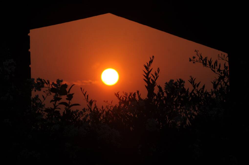 RED SKY: Smoke from the Grampians fire has given the sun a red tinge over the Wimmera this week. Picture: PAUL CARRACHER
